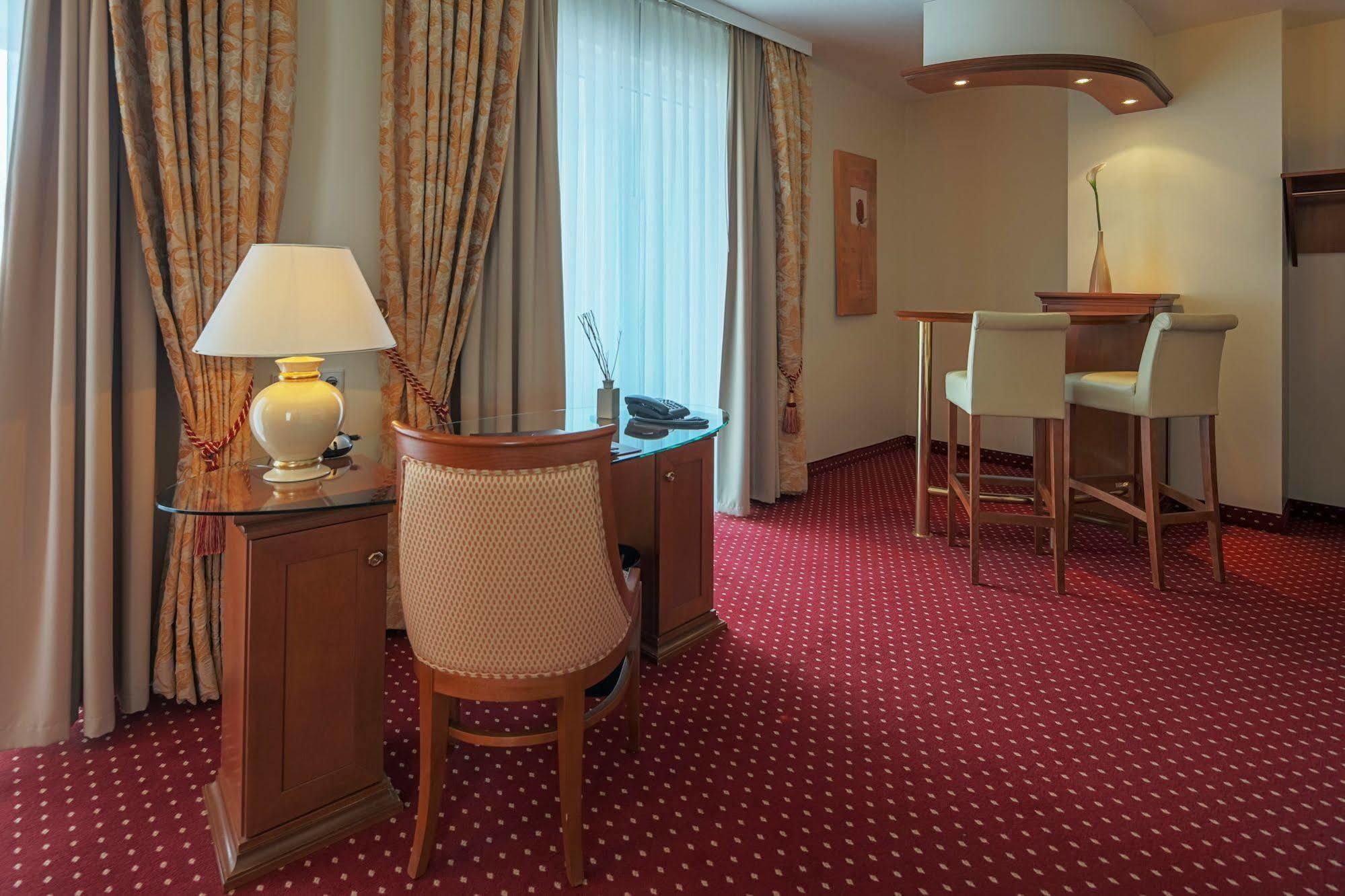 Hotel-Restaurant Kunz Pirmasens Eksteriør billede