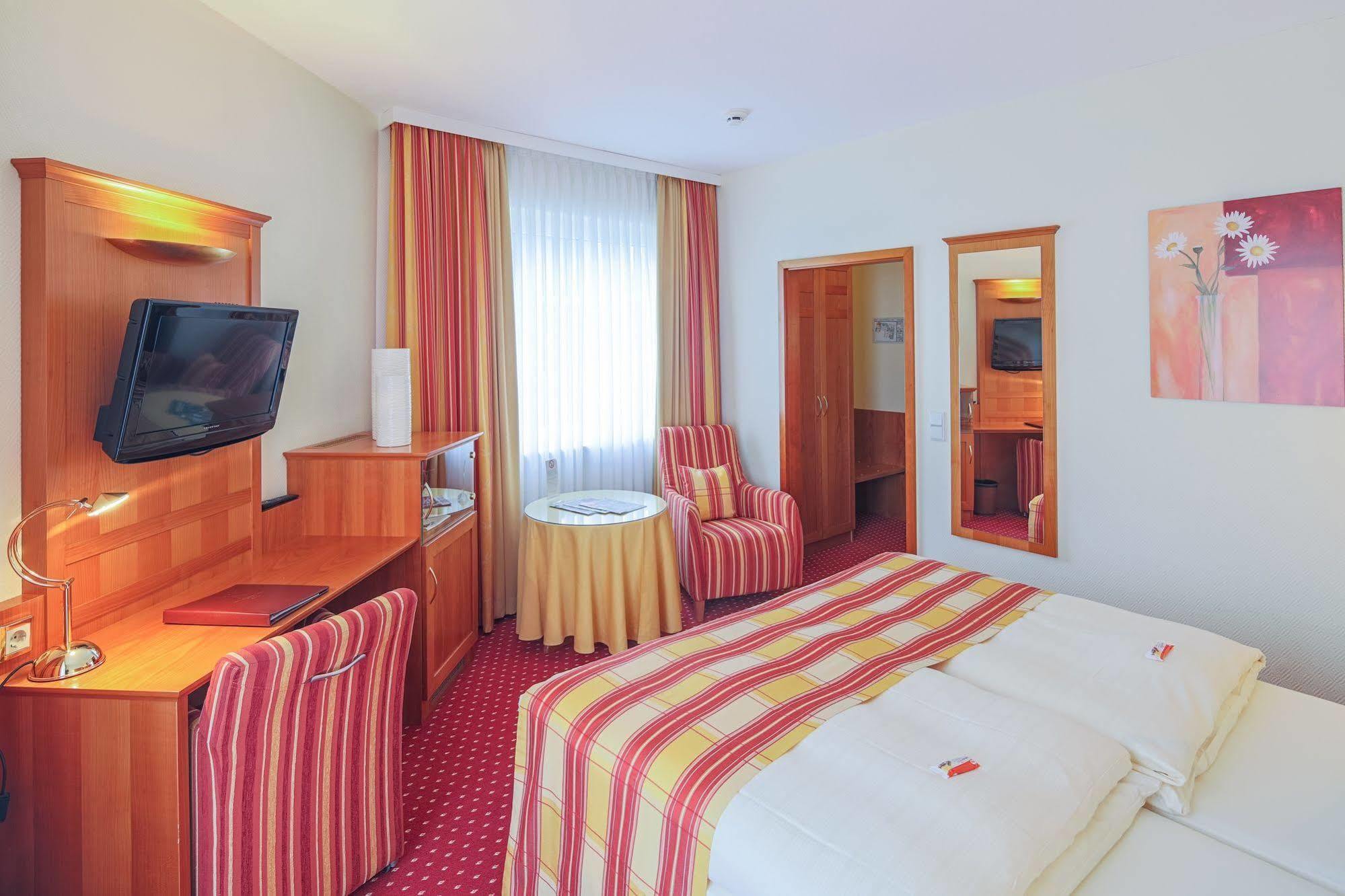 Hotel-Restaurant Kunz Pirmasens Eksteriør billede