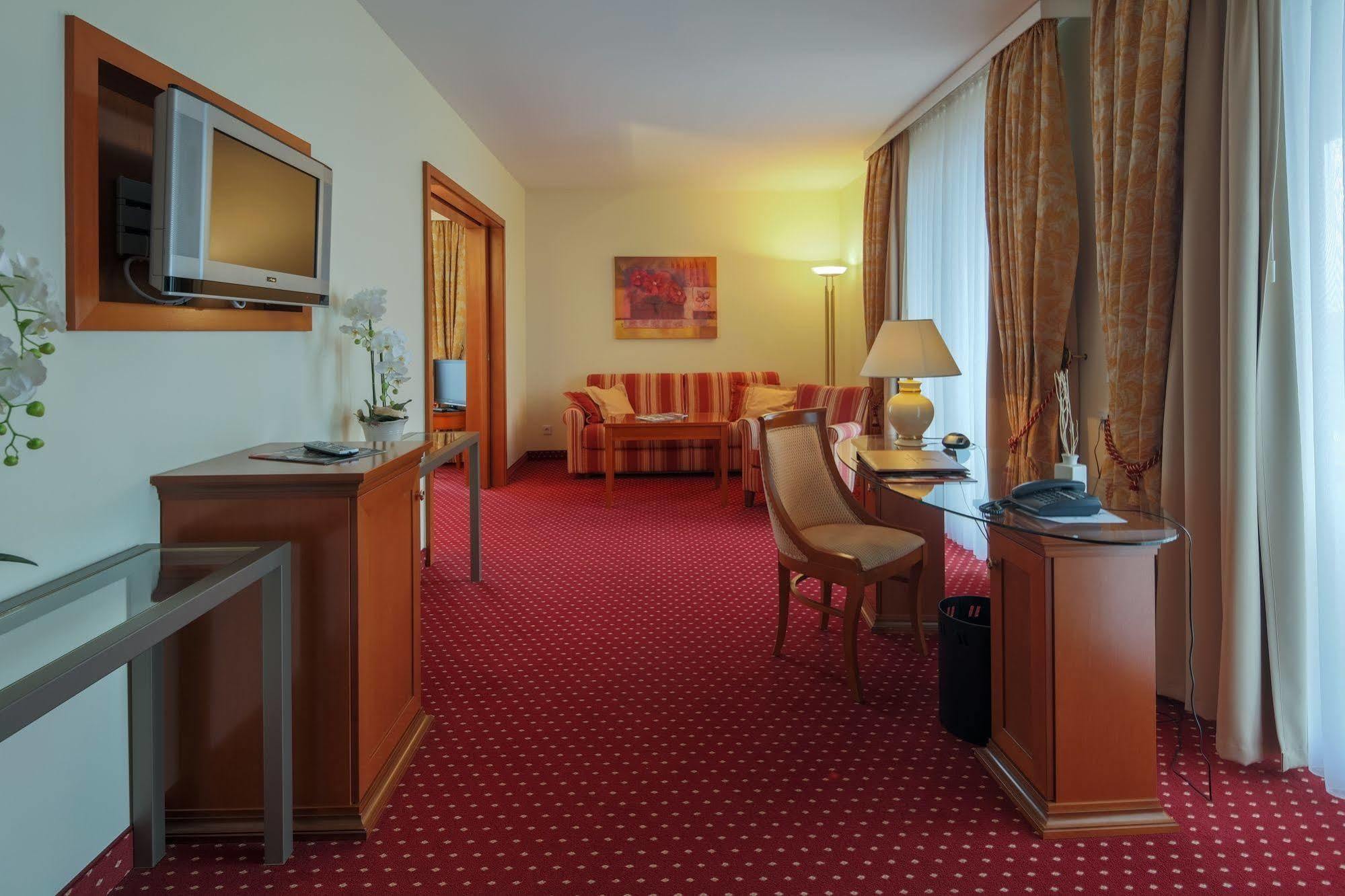 Hotel-Restaurant Kunz Pirmasens Eksteriør billede